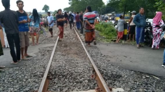 Voiture Heurtée Par Un Train à Probolinggo, 4 Morts 