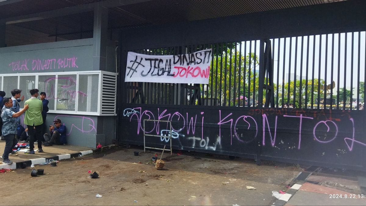 Students Leave The Pancasila Gate Behind The MPR RI DPR Building