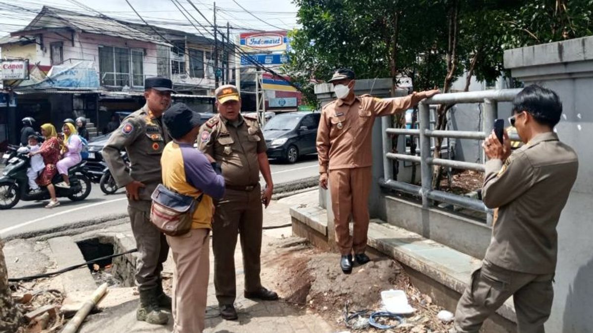 Satpol PP Bogor a fait descendre des dizaines de publicités illégales sur le chemin de Puncak