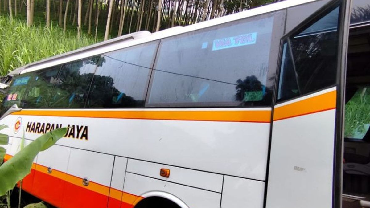 Harapan Jaya巴士在Kediri与Innova相撞,12人受伤