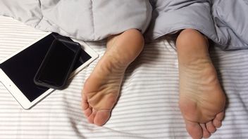 أسباب النوم بالقرب من الهاتف المحمول ضارة بالصحة ، دعونا نتوقف عن هذه العادة