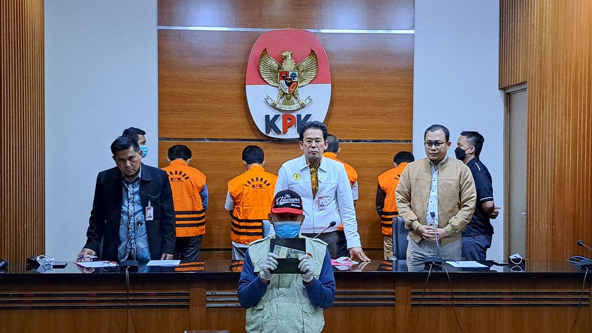 Starting From The Public Report, Deputy Chairperson Of The East Java DPRD For The New Year At The KPK Detention Center