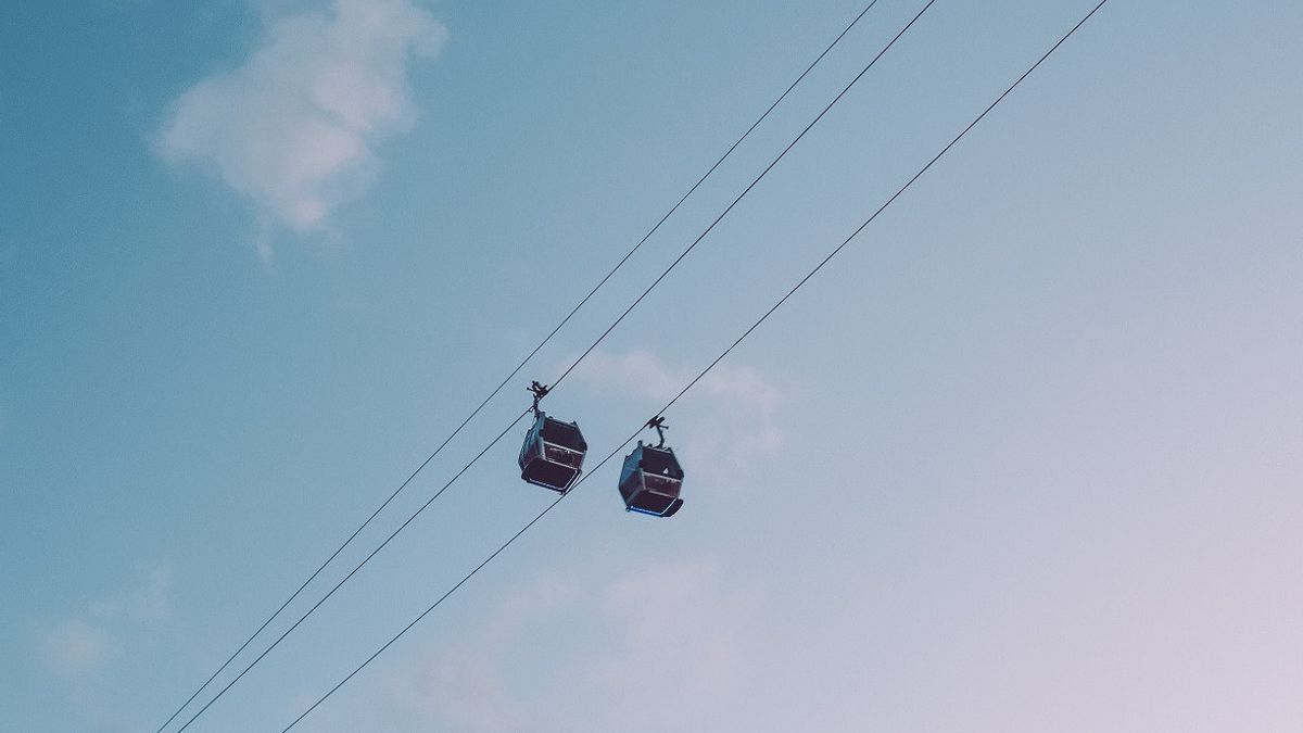 Kabel Putus di Ketinggian 900 Kaki, Tujuh Murid dan Seorang Guru Terjebak di Gondola: Misi Penyelamatan Terhambat Angin