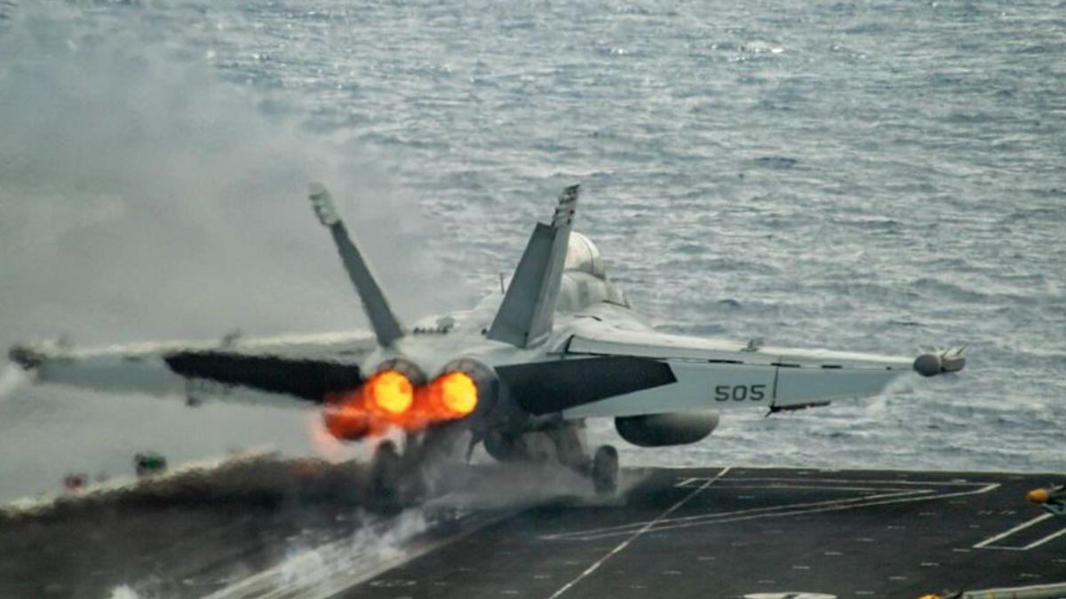 米国の戦闘機への軍艦イスラエルへの数十機のイラン攻撃ドローンを迎撃