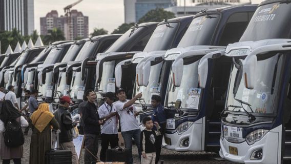 印度尼西亚监察员强调2024年免费返乡计划:巴士占用率低于60%