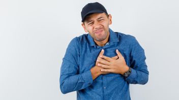 男性の狭心症の症状を認識し、胸痛から胃の吐き気