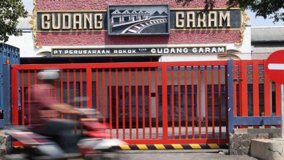 شركة Gudang Garam لصناعة السجائر مملوكة لمجموعة Susilo Wonowidjojo التي انخفضت أرباحها بنسبة 59 في المائة إلى 956.14 مليار روبية إندونيسية على الرغم من تحقيقها إيرادات بقيمة 61.67 تريليون روبية إندونيسية