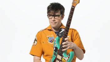 Fulfilling Fan Challenges, Rivers Cuomo 'Weezer' LIKEs School Children Owned By Chrisye With Lancar