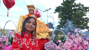 The Commotion Of Gorontalo Residents Watch Cap Go Meh