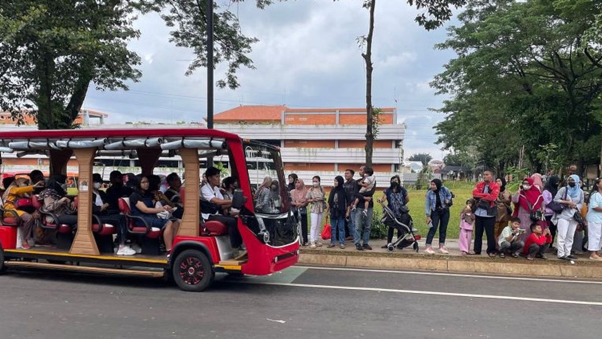 Meski Cuaca Kurang Bersahabat. Taman Mini Ramai Pengunjung Hari Ini