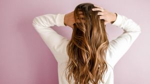 Rambut Sering Ronotk? Berikut Penyebab dan Cara Mengatasinya