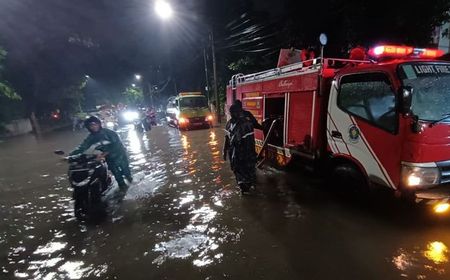 Pemkot Surabaya Kerahkan 25 Mobil Damkar Sedot Banjir