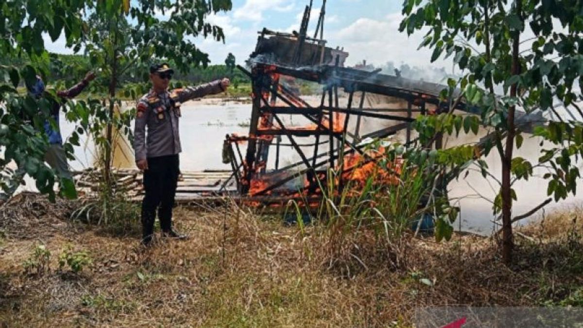 Tak Pernah <i>Kapok</i> Meski Sering Ditegur, Polres Tebo Jambi Akhirnya Bakar 4 Unit Alat Penambangan Emas Ilegal