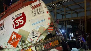 Pertamina Fuel Tank Truck Loss Of Control Accident On The Road Decreases Dr Wahidin Semarang, One Person Dies