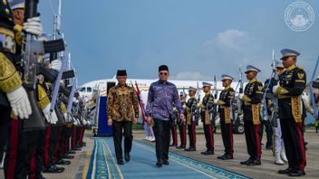 アンワル・イブラヒム首相、ジャカルタに到着、プラボウォと会談