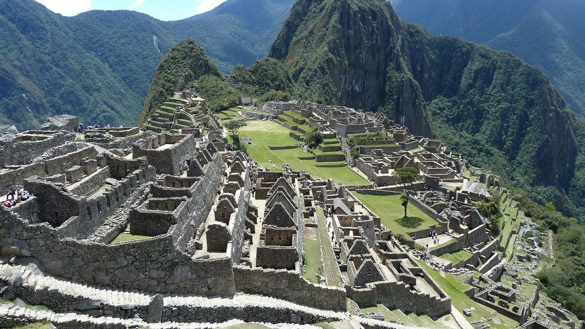 Scientists Find Ancient Tomb Of Inca Nobles In Peru's Capital, Wrapped In Cloth Amidst Fine Ceramics And Ornaments