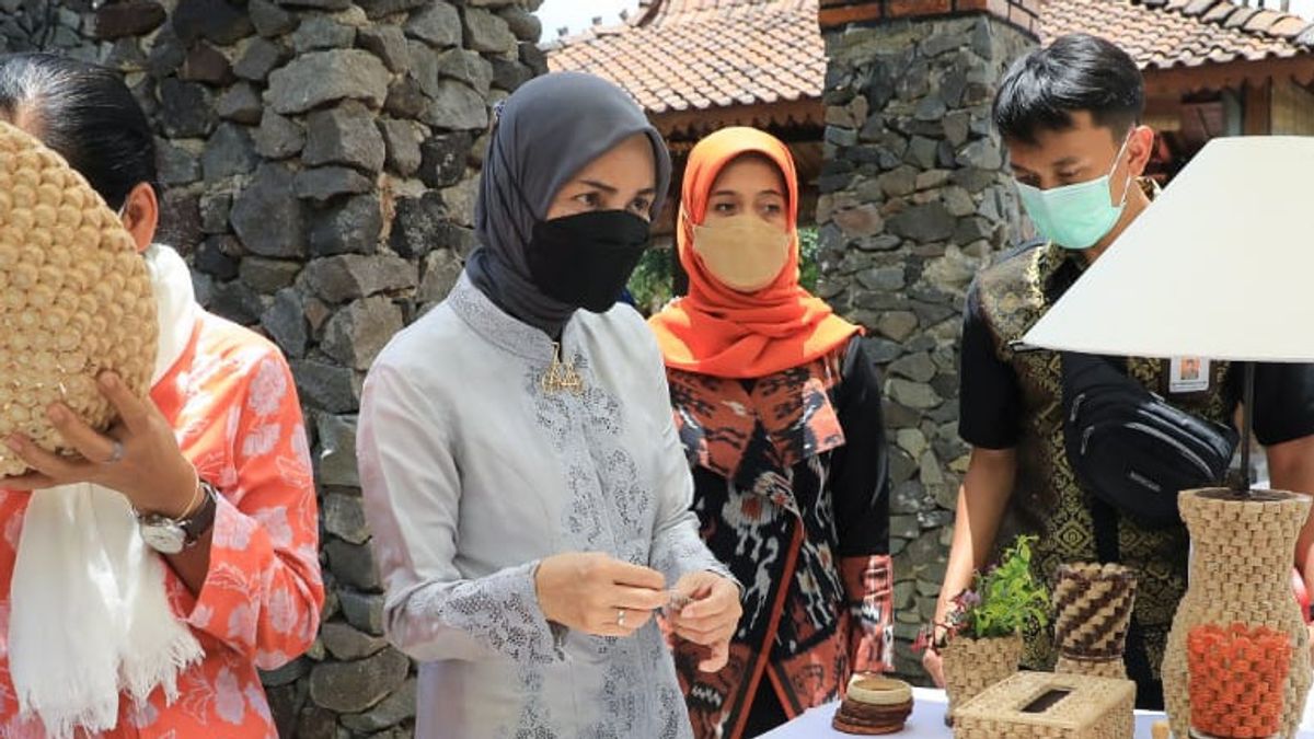 La Femme De Ganjar Pranowo S’est Fait Un Anneau De Charançon Du Maïs Fabriqué Par Ranu