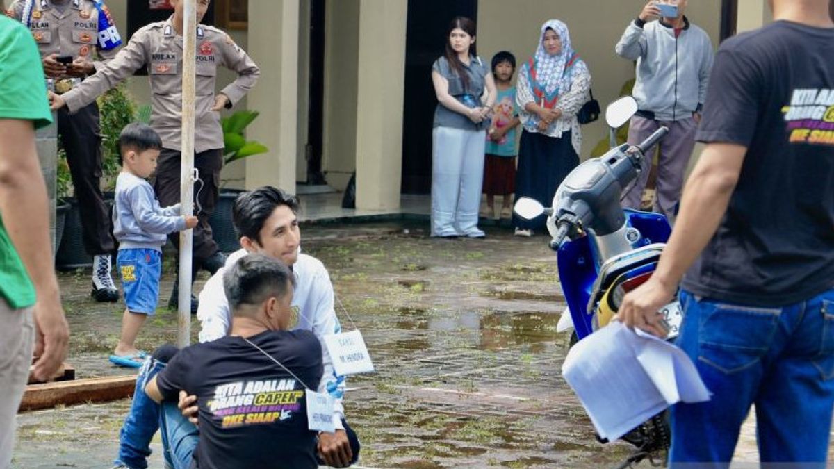 班贾尔马辛(Banjarmasin)对Tevaas的教师的聚众始于Cekcok,因为他在街头艺人时获得了Rp2千的钱