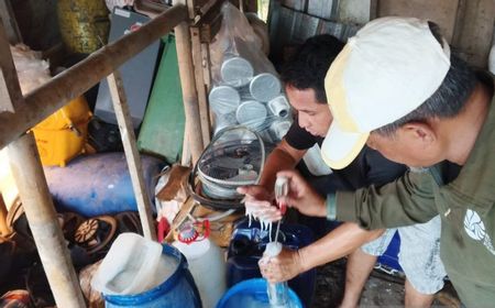 Gudang Transit Diduga Terlibat Pencemaran Sungai Ciliwung Disegel, Kini DLH Kota Bogor Uji Sampel