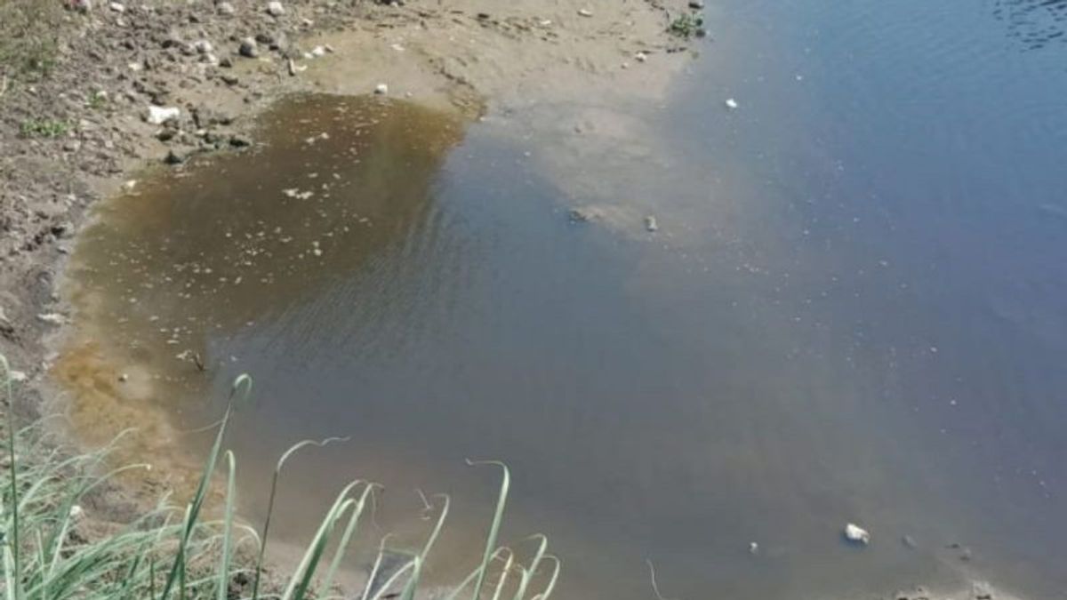 ベンガワンソロ川のアルコールのにおいがする濃い黒い水、PDAM 3つの処理プラントを停止