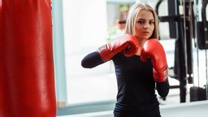 7 Alasan Wanita Harus Olahraga Boxing, Efektif Bakar Lemak 