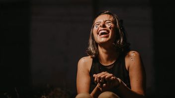 Mengenal Incongruent Affect, Perilaku Tersenyum saat Hati Tak Baik-baik Saja
