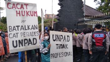 عشرات المرشحين لجهاز القرية في مظاهرة كودوس يطلبون إعادة الاختبار دون إشراك UNPAD