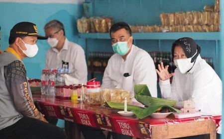 Gaya Mensos Risma Siang-siang Makan di Warung Pecel Madiun