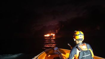 Basarnas Bali Evakuasi KM Bandar Nelayan 271 yang Terbakar