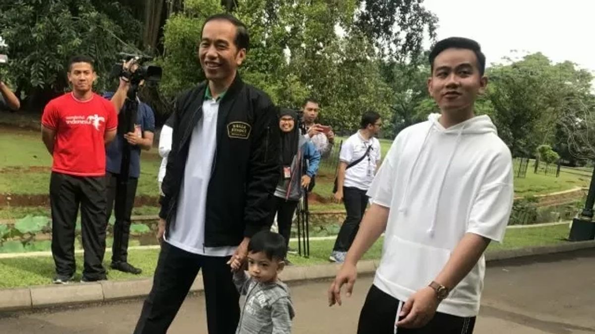 Momen Kocak Wali Kota Solo Gibran "Dicuekin" Presiden Jokowi Saat  Blusukan di Pasar Gede