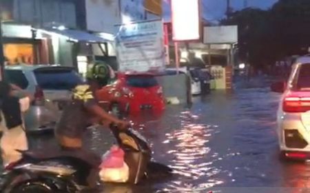 Banjir Palembang Imbas Hujan Deras 2,5 Jam, Pemkot Perintahkan Dishub Atasi Kemacetan