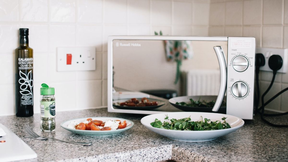 Often Thought Of The Same, These Are The 5 Differences Between An Oven And A Microwave
