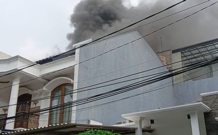 Sebuah Rumah Mewah di Sunter Kebakaran, Enam Mobil Damkar Diterjunkan untuk Padamkan Api