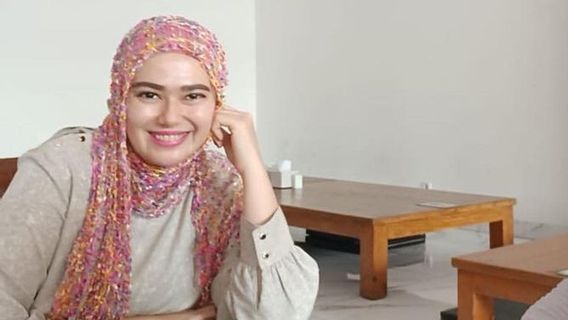 Digugat Cerai, Catherine Wilson Ikut Kajian dan Tampil Berhijab