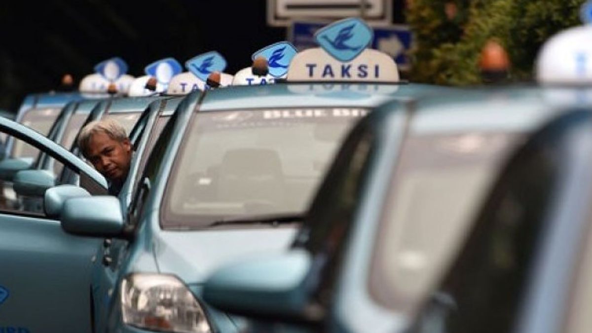 蓝鸟，一家由普诺莫普拉维罗集团拥有的出租车公司，2020年亏损1630亿印尼盾