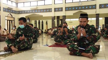 All Indonesian Navy Soldiers Pray For KRI Nanggala-402