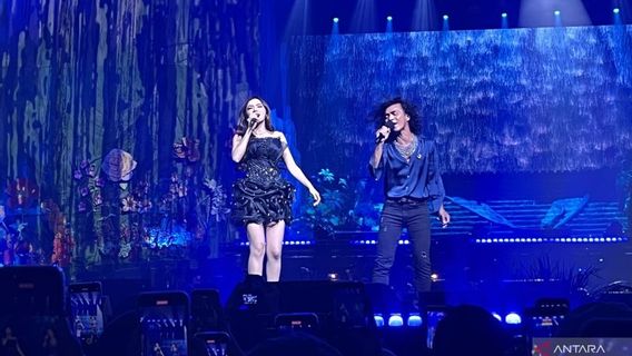 Kaka Slank chante Sia-Sia lors du concert KOMA Mahalini