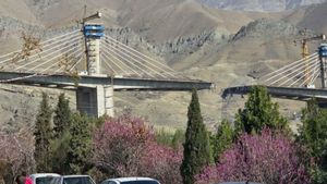 AS Hancurkan Infrastruktur Vital Sipil: Jembatan B1 di Iran Terbelah Dua, 8 Orang Tewas