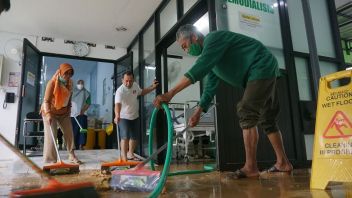 由于洪水而仍然充满泥泞，丁加莱克医院尚未为门诊病人提供服务