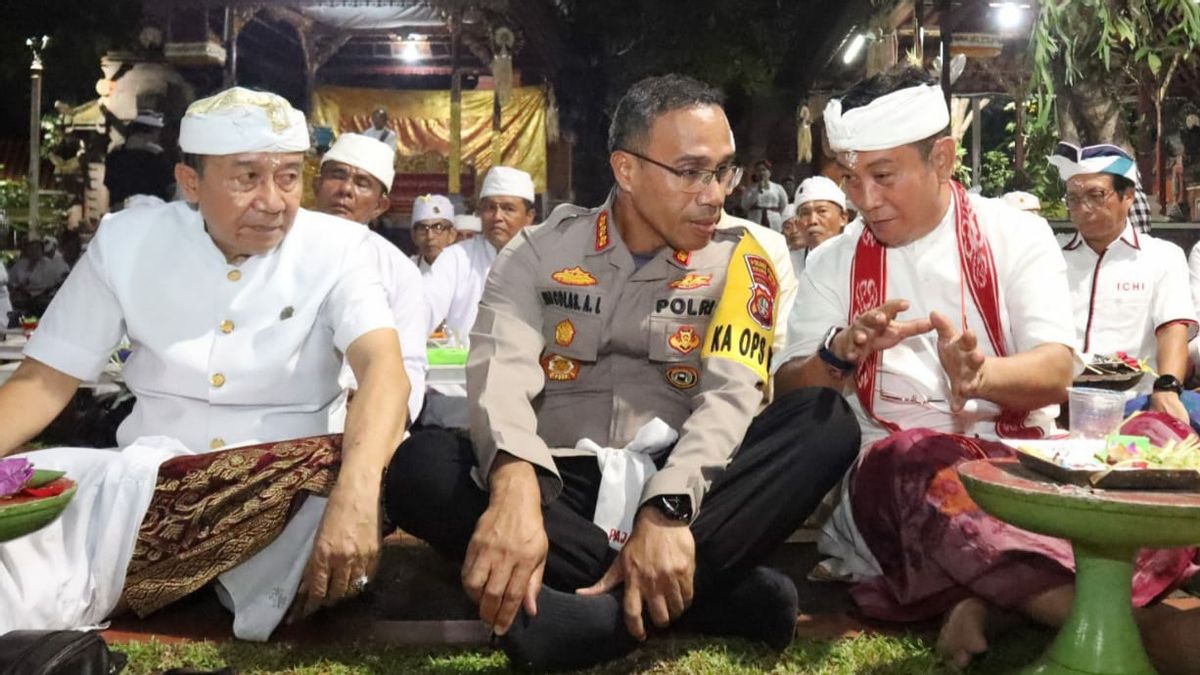 Les Hindous prient pour des élections pacifiques à Pura Rawamangun, à l'est de Jakarta