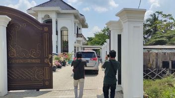 KPK Finds Money And Student Administration Documents When Searching The Chancellor's Luxury Home In The Unila Bribery Case