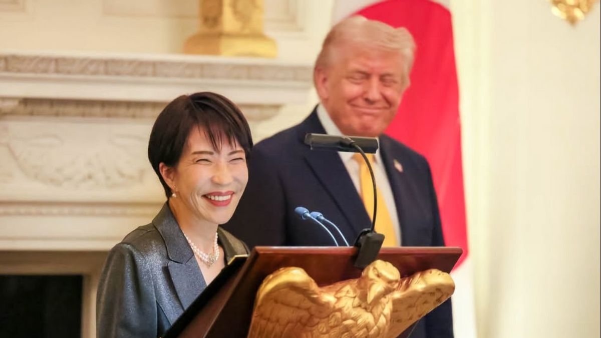 일본 사나에 타카이치 총리는 잠을 덜 자고 불평한다.