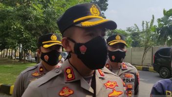 Polisi Tindak Preman yang Paksa Pengendara Beli Bendera di Jalan  
