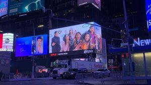 Bangga Wajahnya Terpampang di Time Square New York, Iqbaal Ramadhan Persembahkan untuk Mama