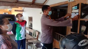 In Order To Be Recorded, The Pekalongan City Police Attach A Vaccination Data Sticker At Homecomer Homes