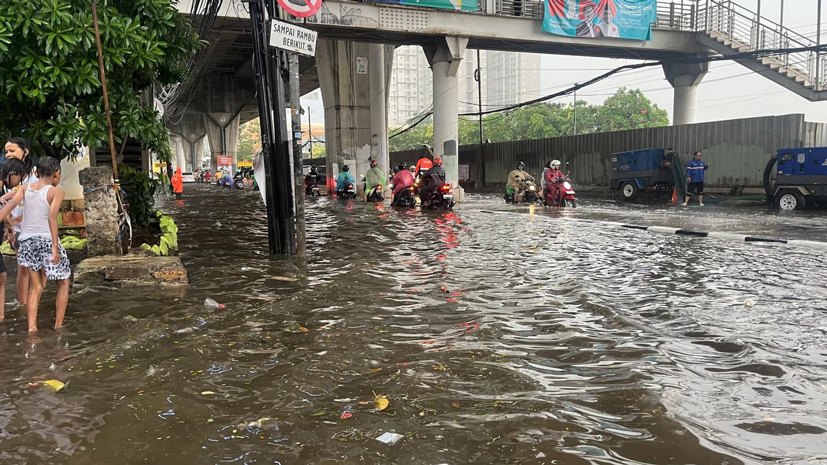 Ciledug Macet Impas Banjir 30 Cm from Jakarta to Tangerang