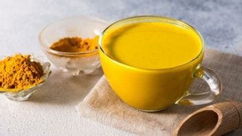 Not Just A Season, These Are 5 Benefits Of Drinking Kunyit Water Before Sleep