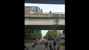 Transjakarta司机的英勇行为成功阻止女性在三号桥的天桥上自杀