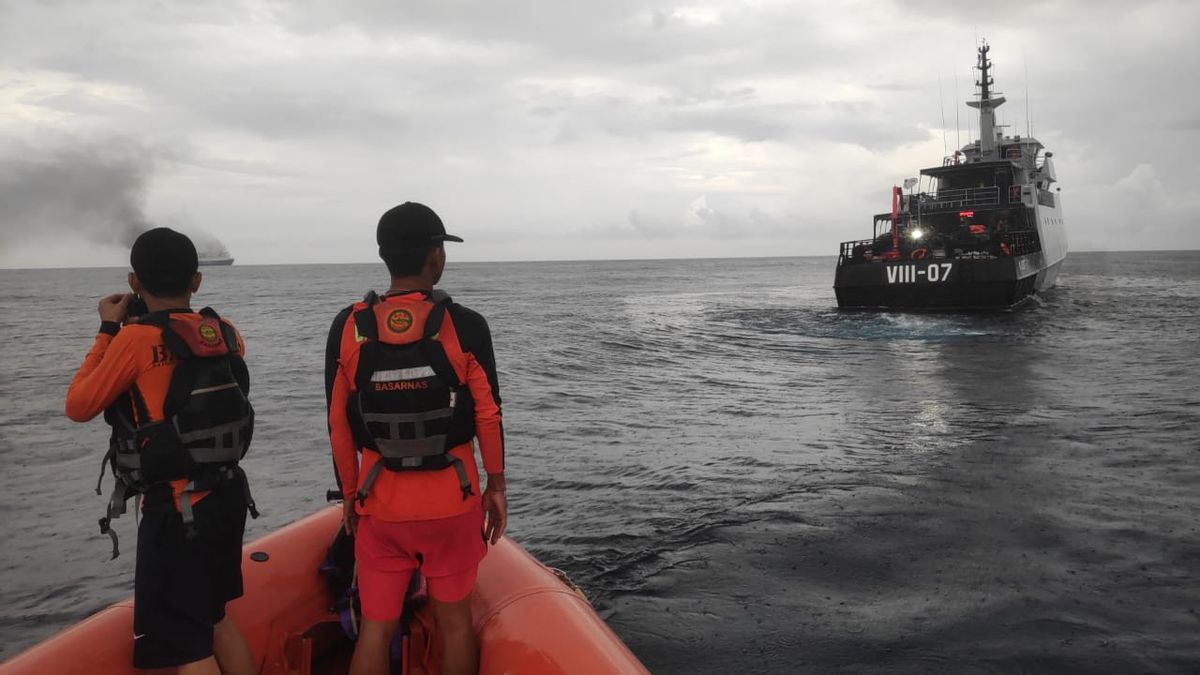 Seluruh Penumpang Kapal Mutiara Timur yang Terbakar di Karangasem Bali Berhasil Dievakuasi
