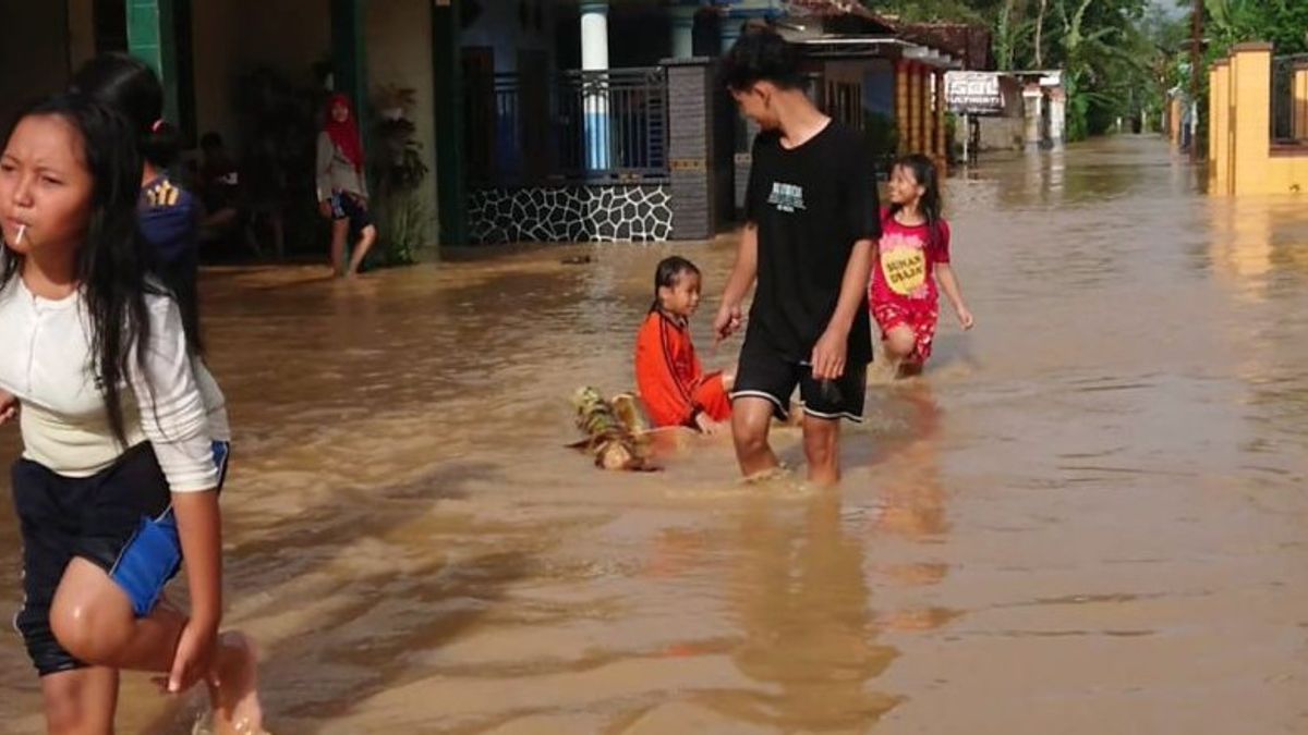 HIT BY Floods And Landslides, A Number Of School Buildings In Tulungagung Were Damaged